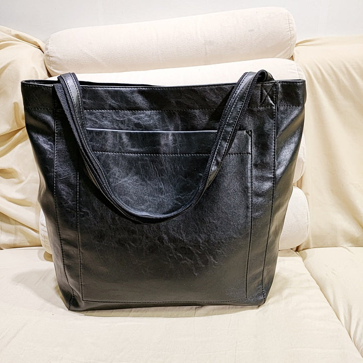 Medium-sized dark brown leather handbag, perfect for women seeking an elegant and practical accessory.