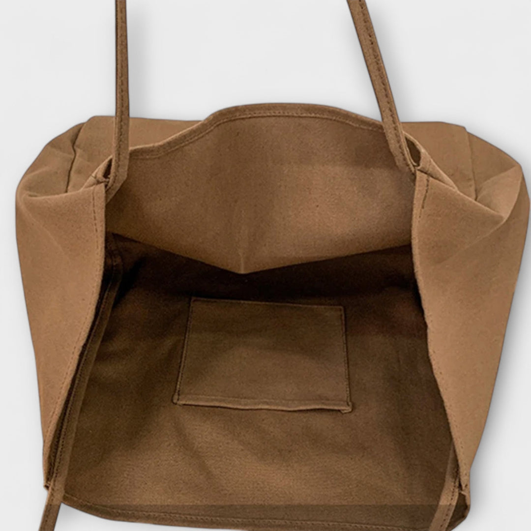 Casual women's soft bag, a minimalist shoulder purse with a structured design, great for everyday outfits and summer.