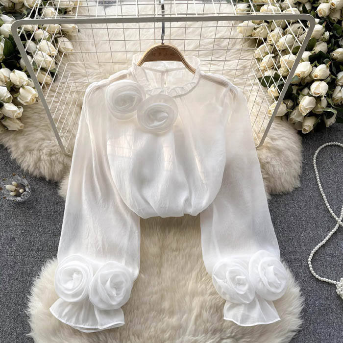 Flowy spring blouse for women, designed with belly coverage, ideal for summer style and comfort.