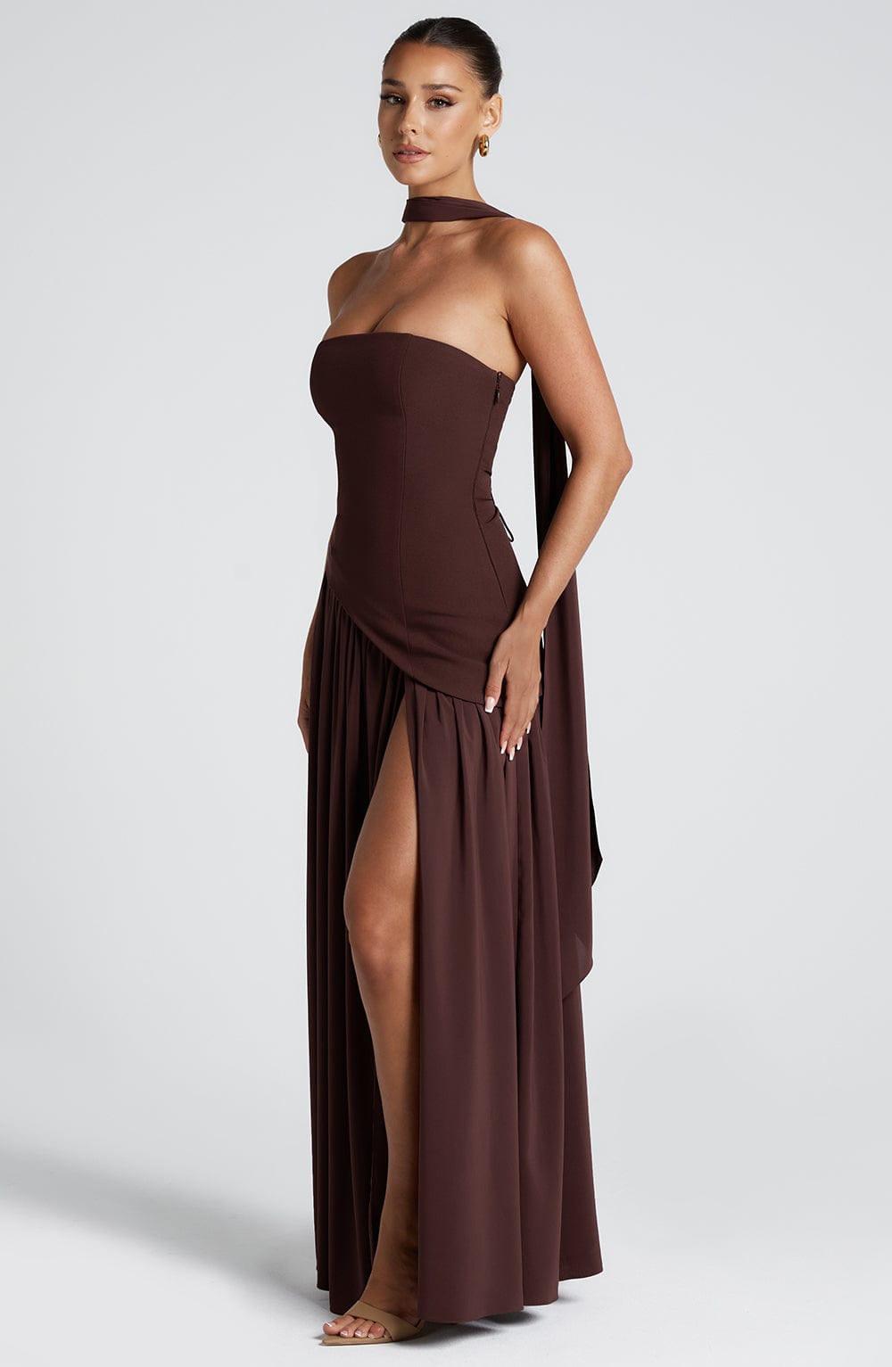 Women's fashionable strapless maxi dress, ideal for parties, features an elegant high slit.