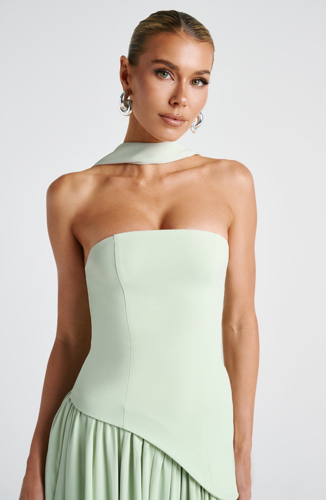 Figure-flattering strapless women's maxi dress, elegant with a sophisticated high slit.