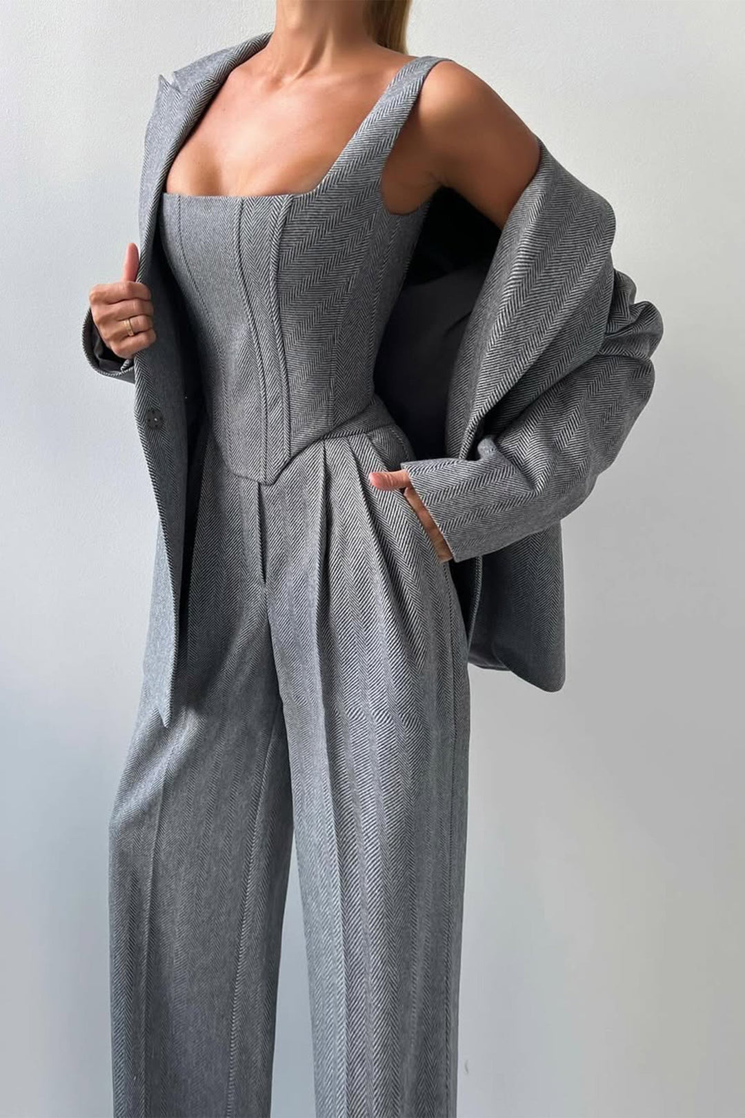 Modern women's three-piece suit with trousers, designed for professional and elegant summer fashion.