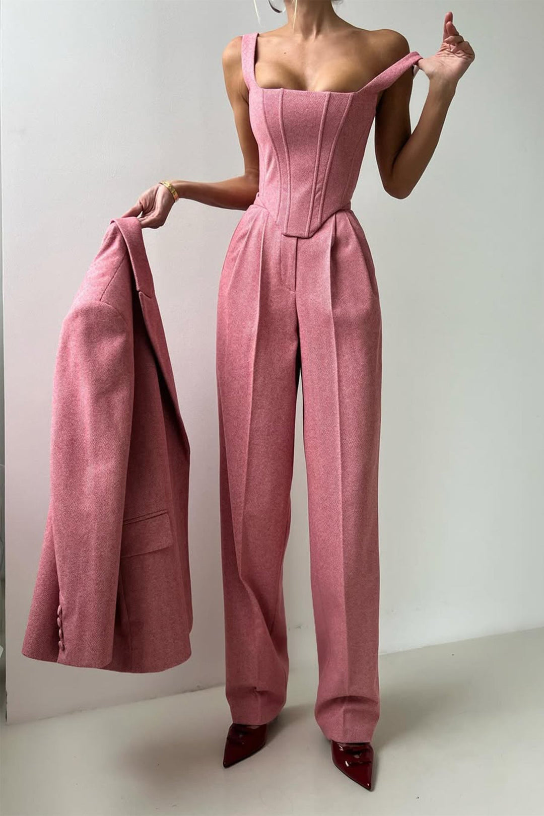 Fashionable women's three-piece trouser suit, combining comfort and style for summer wear.
