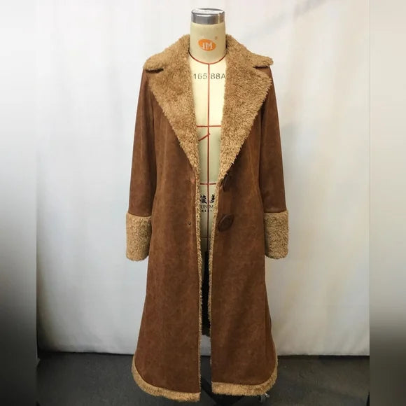 Versatile women's trench coat, an elegant spring jacket & autumn coat, offering timeless style & practical pockets.