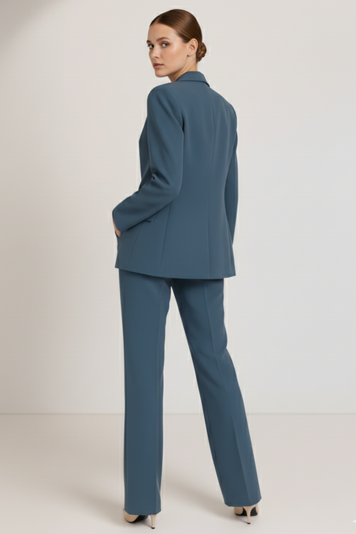 Stylish women's blazer, perfect for business attire or smart casual looks. Professional and elegant workwear.