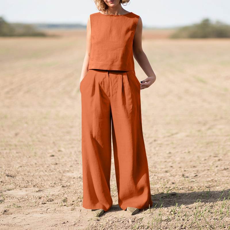 Chic women's two-piece matching outfit, combining comfort and elegance for versatile styling.