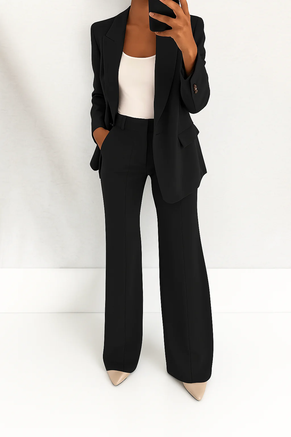 Chic women's two-piece suit, a stylish blazer and trousers set. Ideal for professional or formal events and outfits.