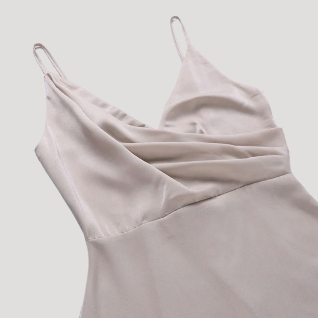 Maxi slit dress for women, designed for wedding guests, combining elegance and modern fashion.