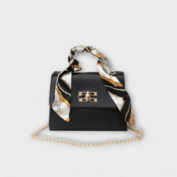 Elegant women's white chain shoulder bag, perfect for summer fashion and chic accessories.