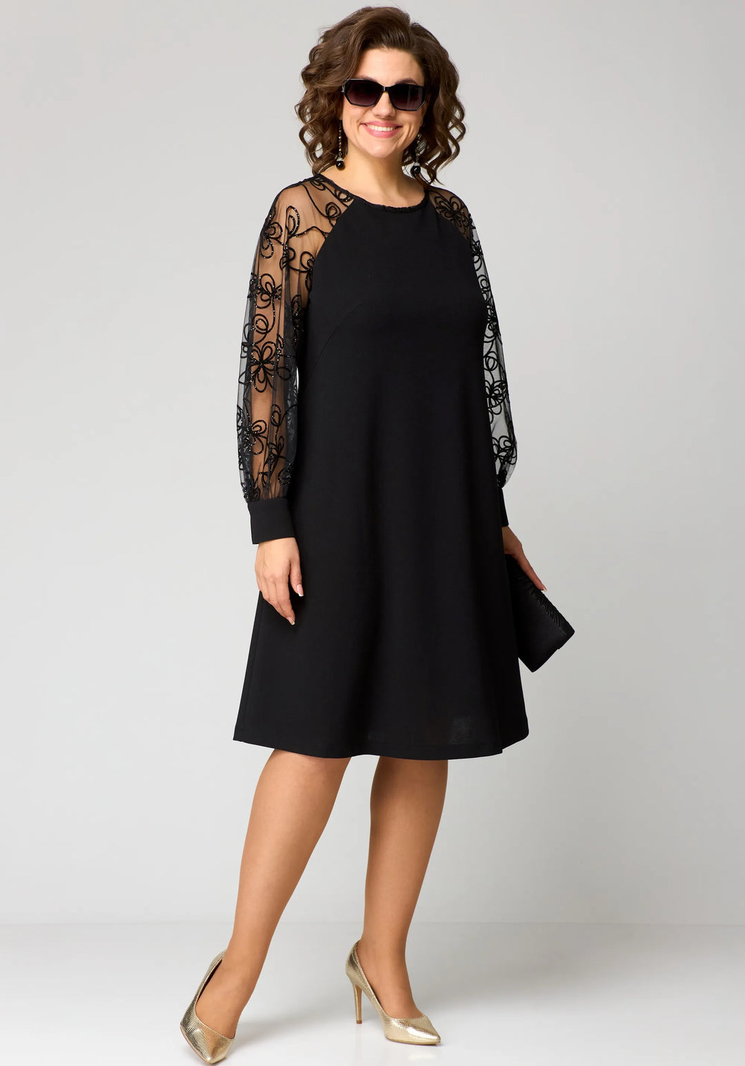 Fashionable women's white lace A-line dress, ideal for parties and special occasions