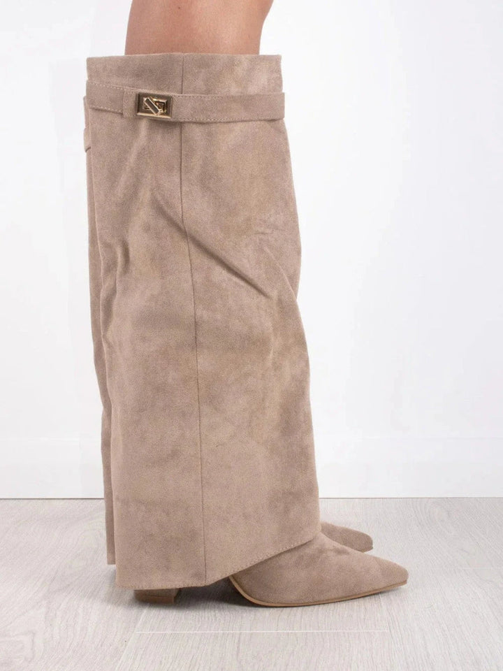 Modern women's wide leg leather boots, combining folded design and chunky heel for a timeless look.