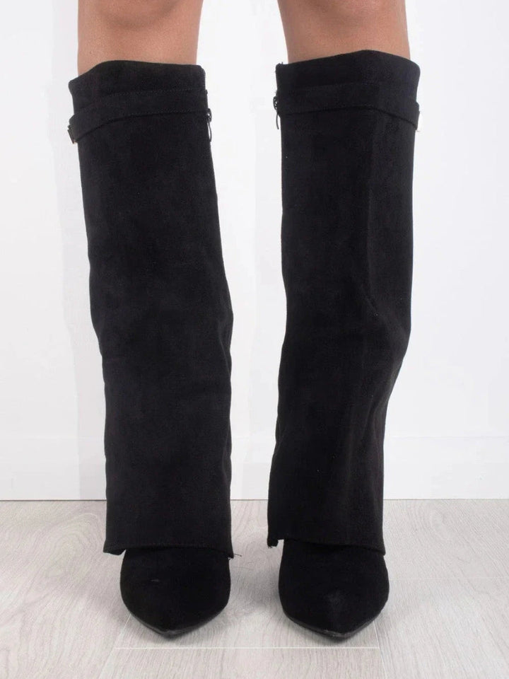 Comfortable women's wide leg leather boots, designed with a folded top and sturdy chunky heel.