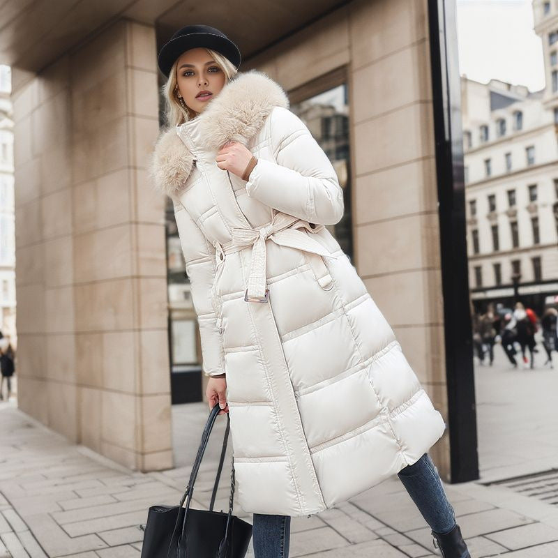 Elegant warm women's winter coat, hooded, perfect for seasonal fashion and comfort.