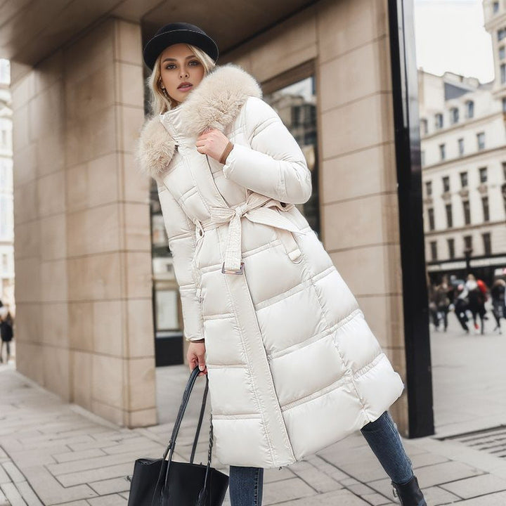 Elegant warm women's winter coat, hooded, perfect for seasonal fashion and comfort.