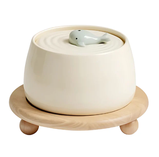 Pet comfort: Elevated ceramic food and water bowls with a wooden stand for improved digestion in dogs & cats.