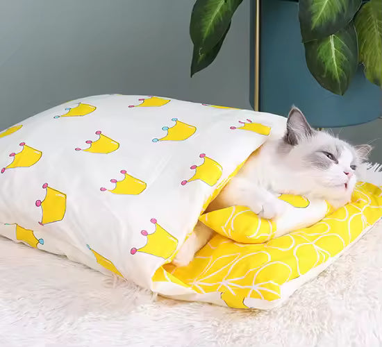 Cat's ComfyCave Plush Bed - Warm & Secure Sleeping Bag for Cats