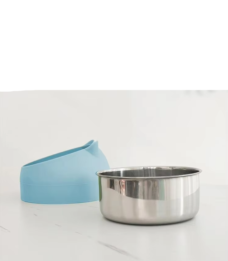 Stainless steel cat bowl with a blue stand, ergonomically tilted 15° to support healthy eating habits.