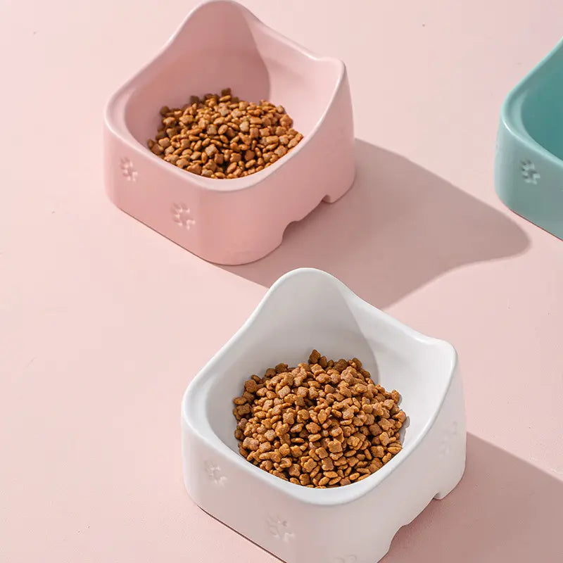 Essential cat accessory: non-slip ergonomic raised feeding bowl in green, white, or rosa for better digestion.