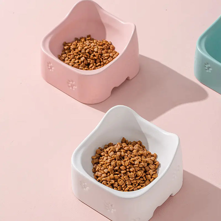Essential cat accessory: non-slip ergonomic raised feeding bowl in green, white, or rosa for better digestion.