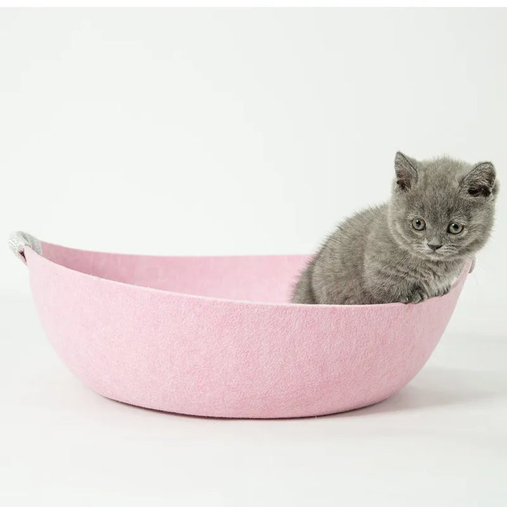 Modern felt cat basket: stylish grey pet bed with sturdy carry handles, ideal for cat relaxation & comfort.