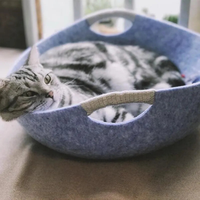 Cozy felt pet bed: a portable cat basket with handles, offering a comfortable haven for your feline friend.