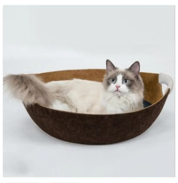 Felt cat basket bed with handles: modern design for pet comfort, a portable and cozy feline haven.