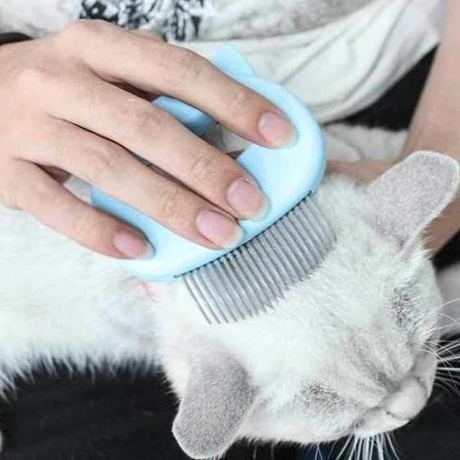 Innovative cat care shedding brush, gently removes loose fur while providing a soothing massage.