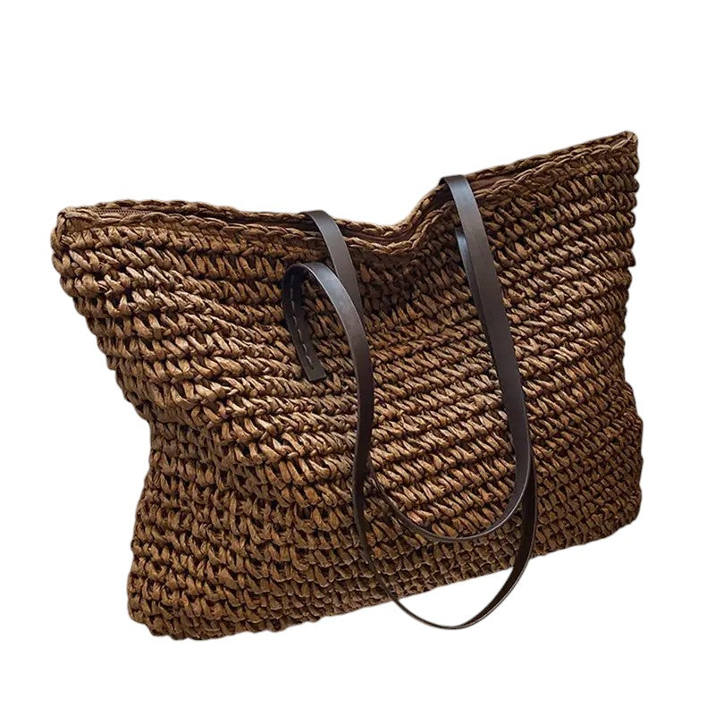 Women's natural woven shoulder bag, ideal for the beach, market, or everyday summer use.