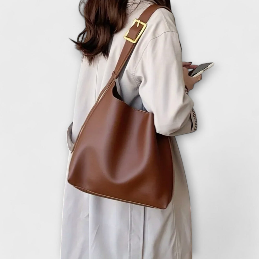 Elegant Harper women's shoulder bag in classic style, perfect for a casual summer outfit.