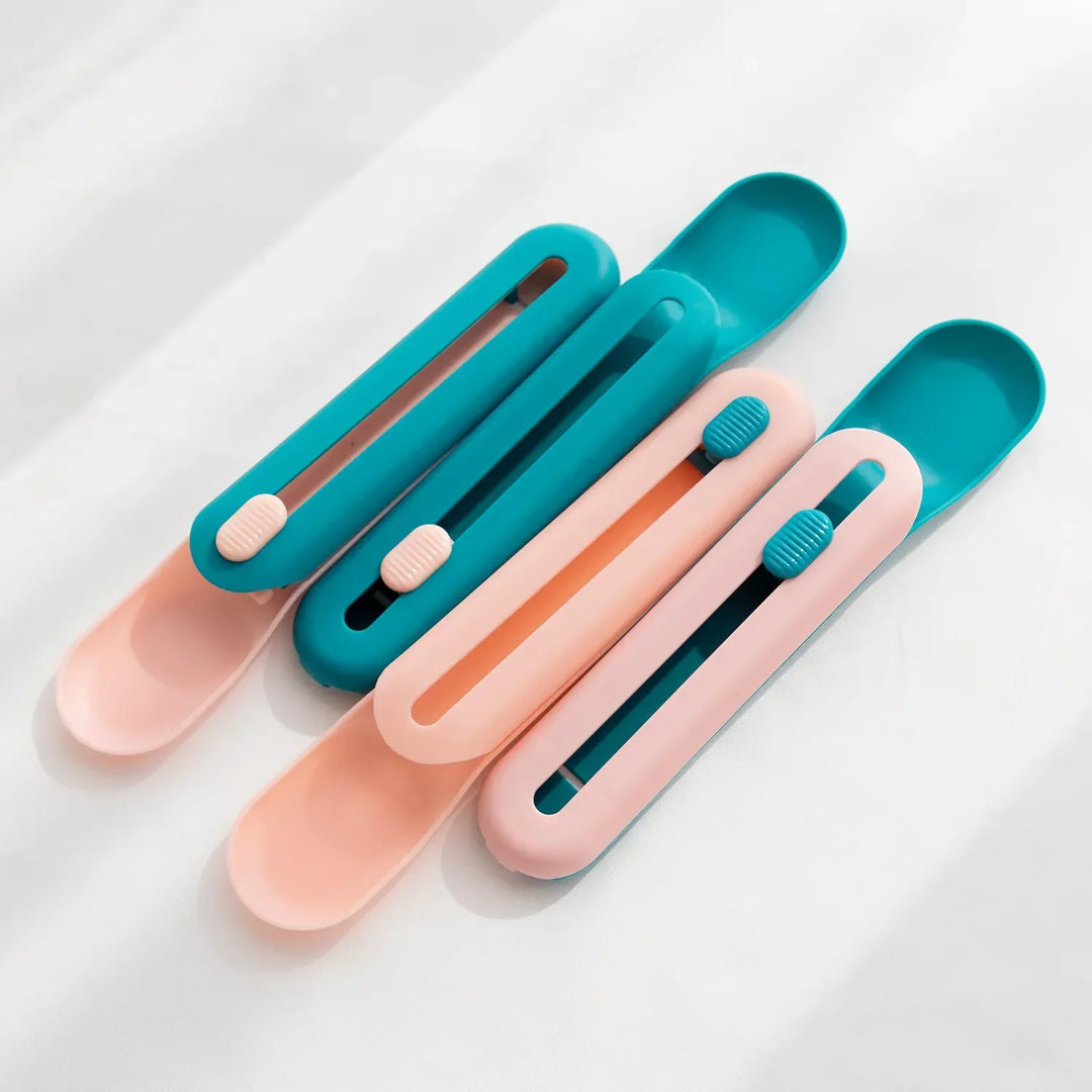 Hygienic pet food dispenser spoon with slider, ideal for wet cat & dog food, ensuring perfect portions.