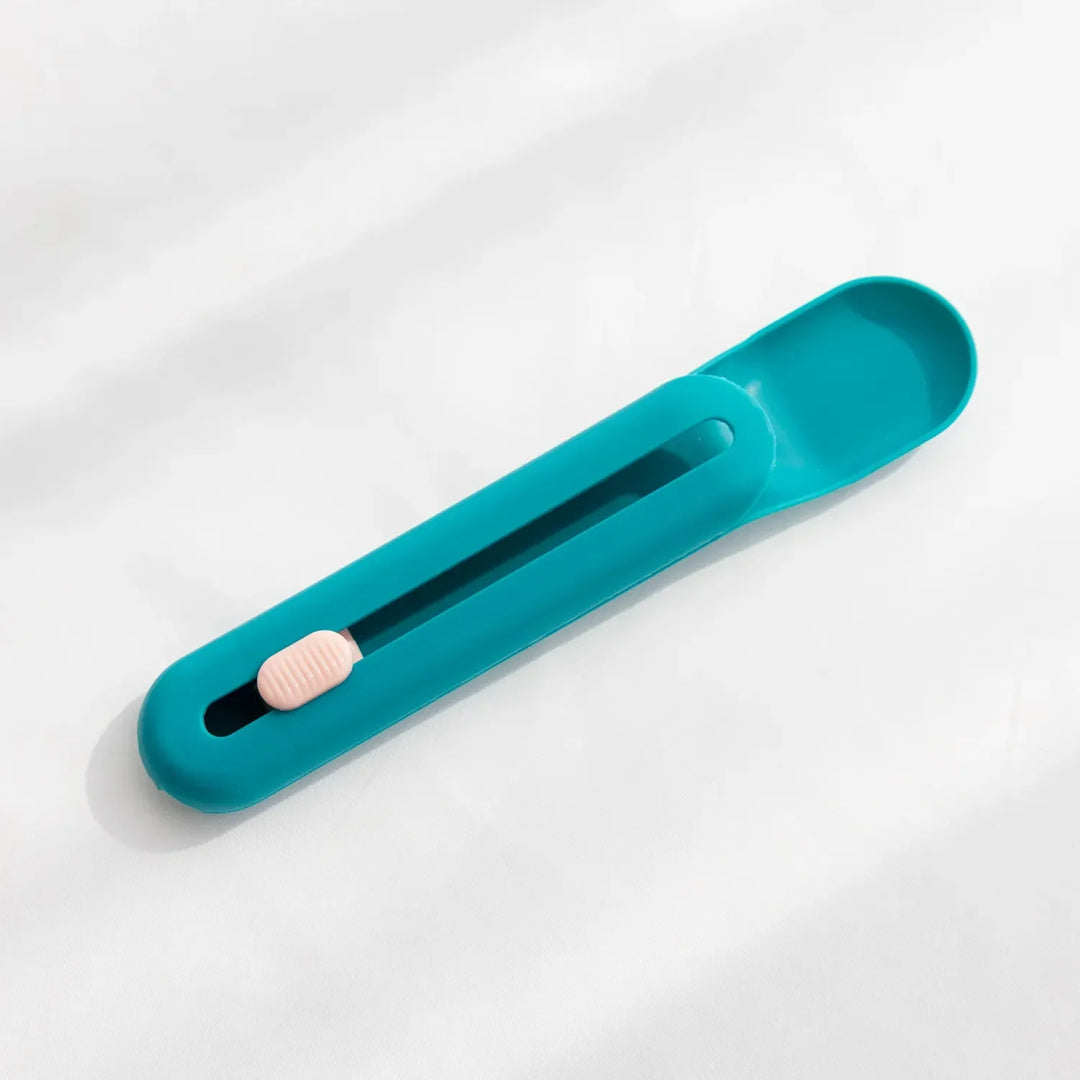 Pet food portioner spoon with a convenient slider, perfect for hygienic serving of wet dog & cat food.