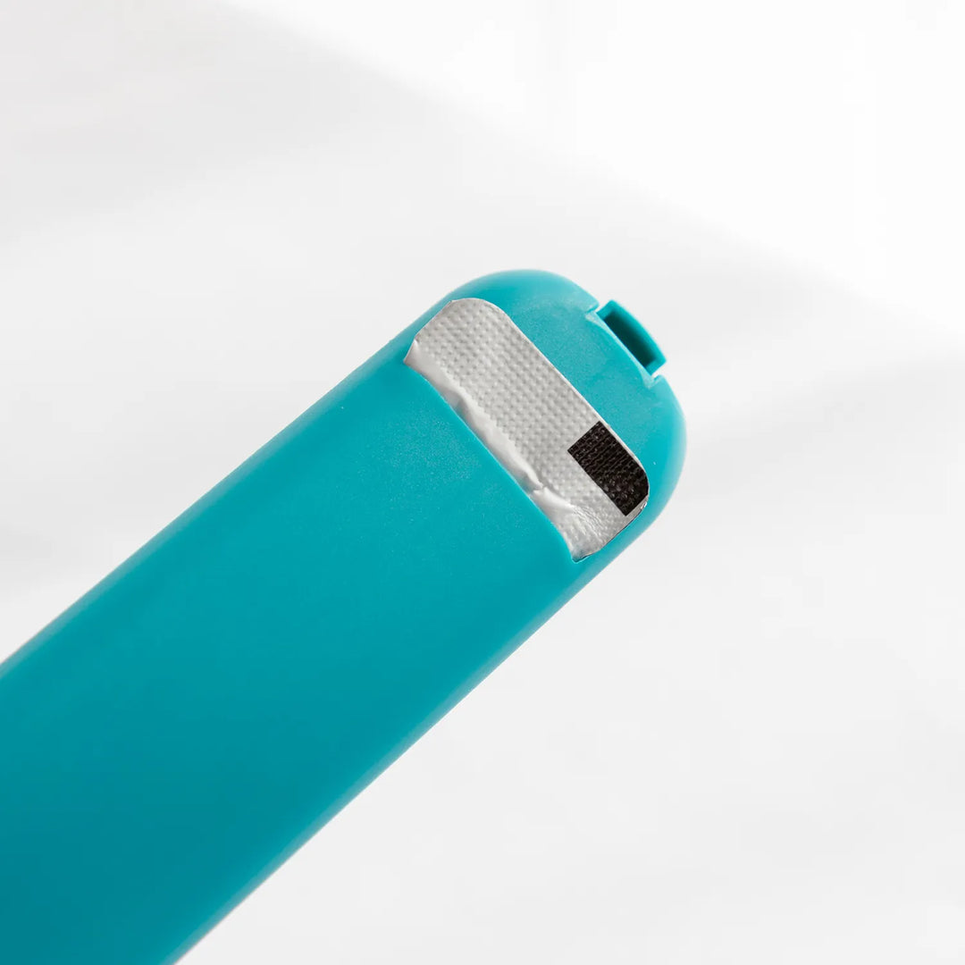 Versatile pet food spoon for hygienic dispensing of wet cat/dog food & medication. Features an easy-glide slider.