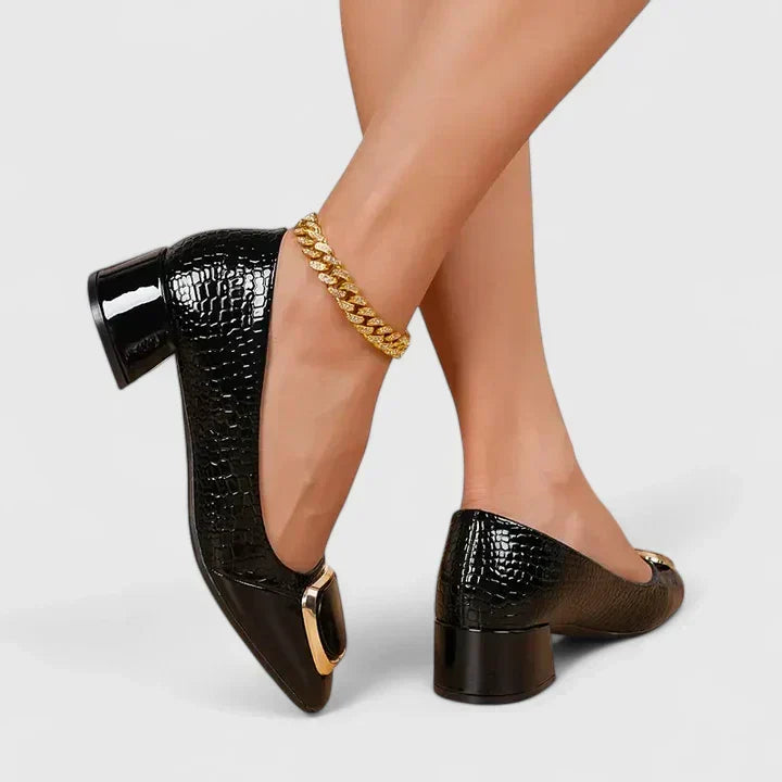 Fashionable women's closed-toe loafers featuring a classic design and sturdy block heel.