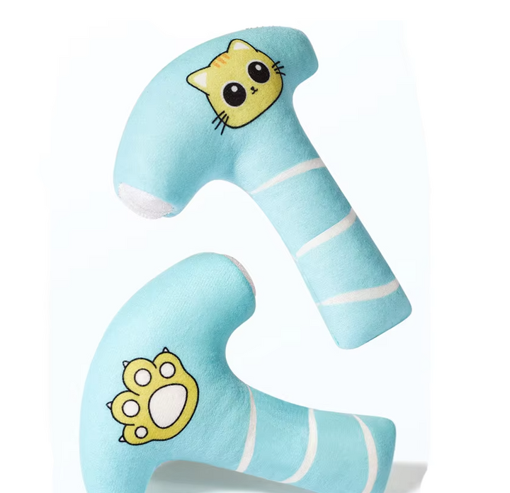 Durable fish chew toys for cats, aiding dental health & providing interactive playtime enrichment.