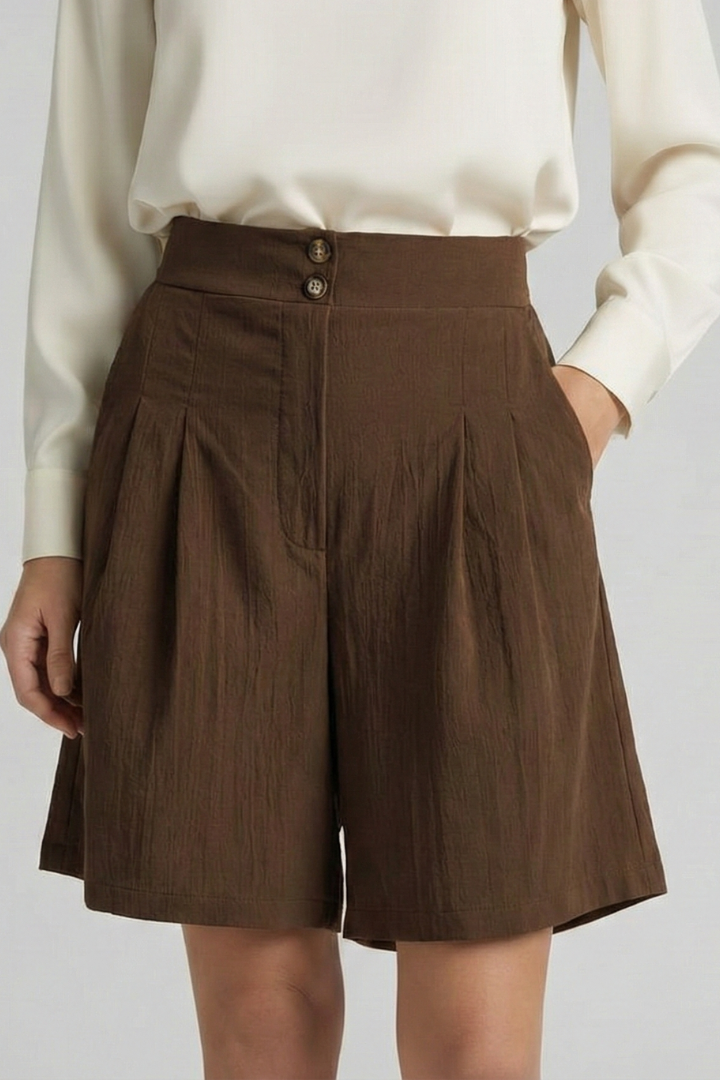 Fashionable black pleated shorts, a must-have for summer casual elegance.
