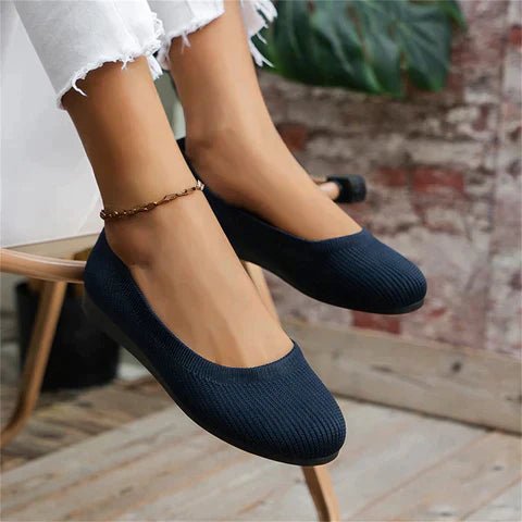 Red ballet flat shoes for women with a comfortable design, ideal for versatile spring outfits.