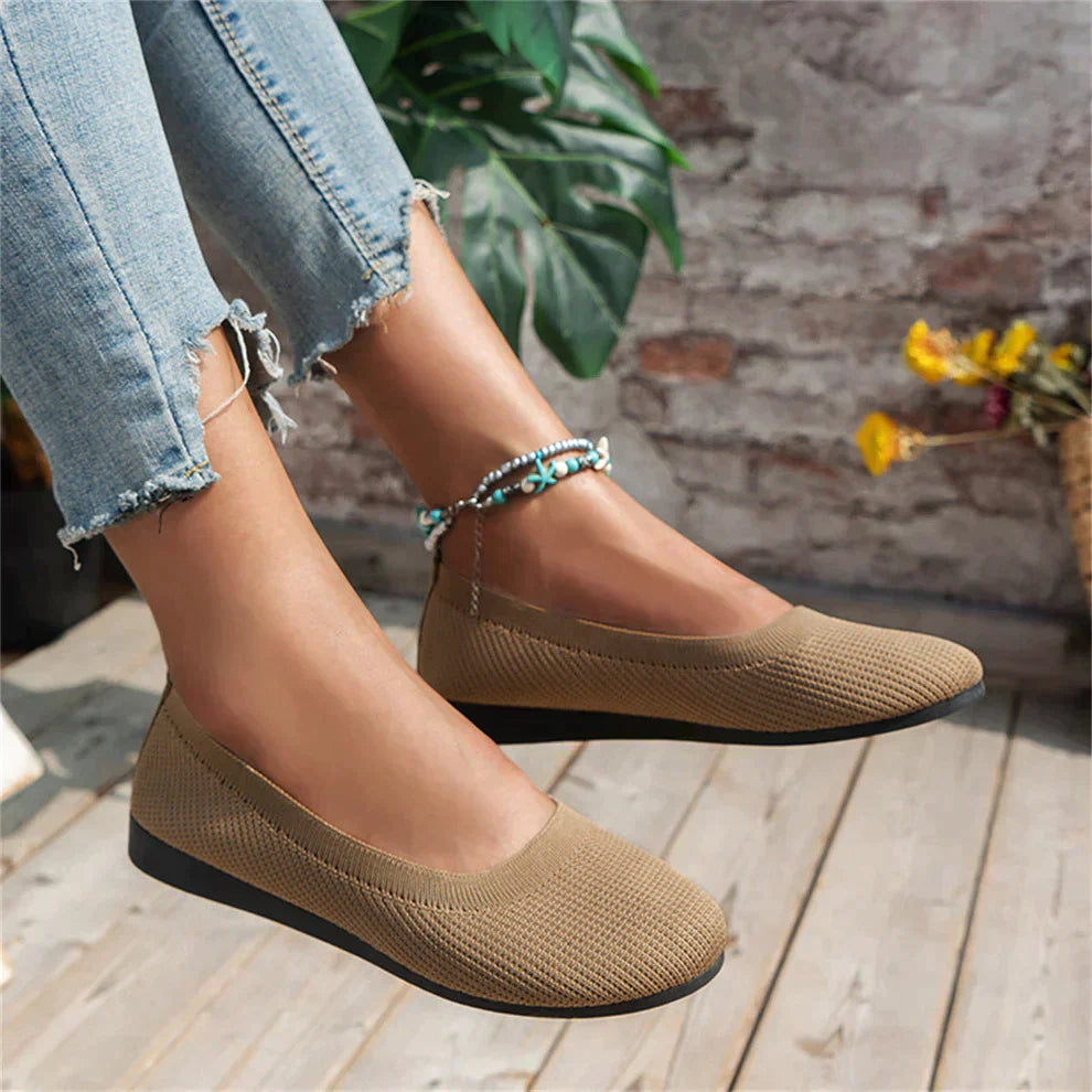 Classic black comfortable ballet flats for women, a versatile choice for any spring occasion.