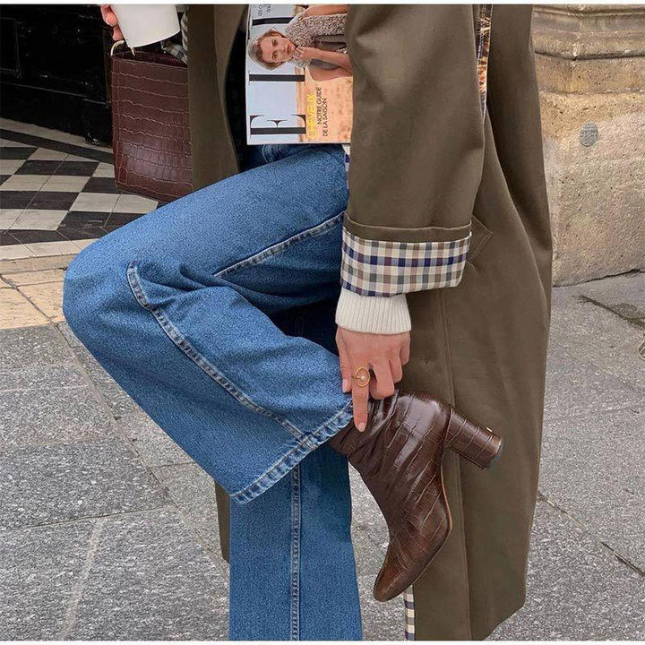 Breathable women's trenchcoat in a relaxed fit, featuring waterproof fabric for all seasons