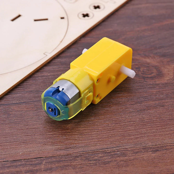 Wooden educational DIY boat. Kids' electric toy boat kit for hands-on building & learning.