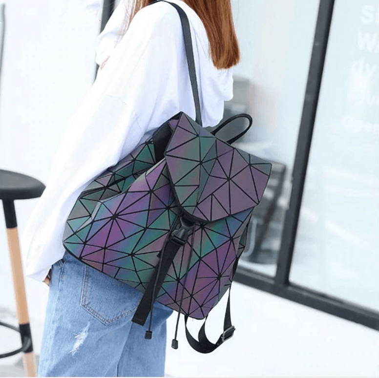 Fashionable women's reflective backpack, geometric, luminous, an ideal accessory.