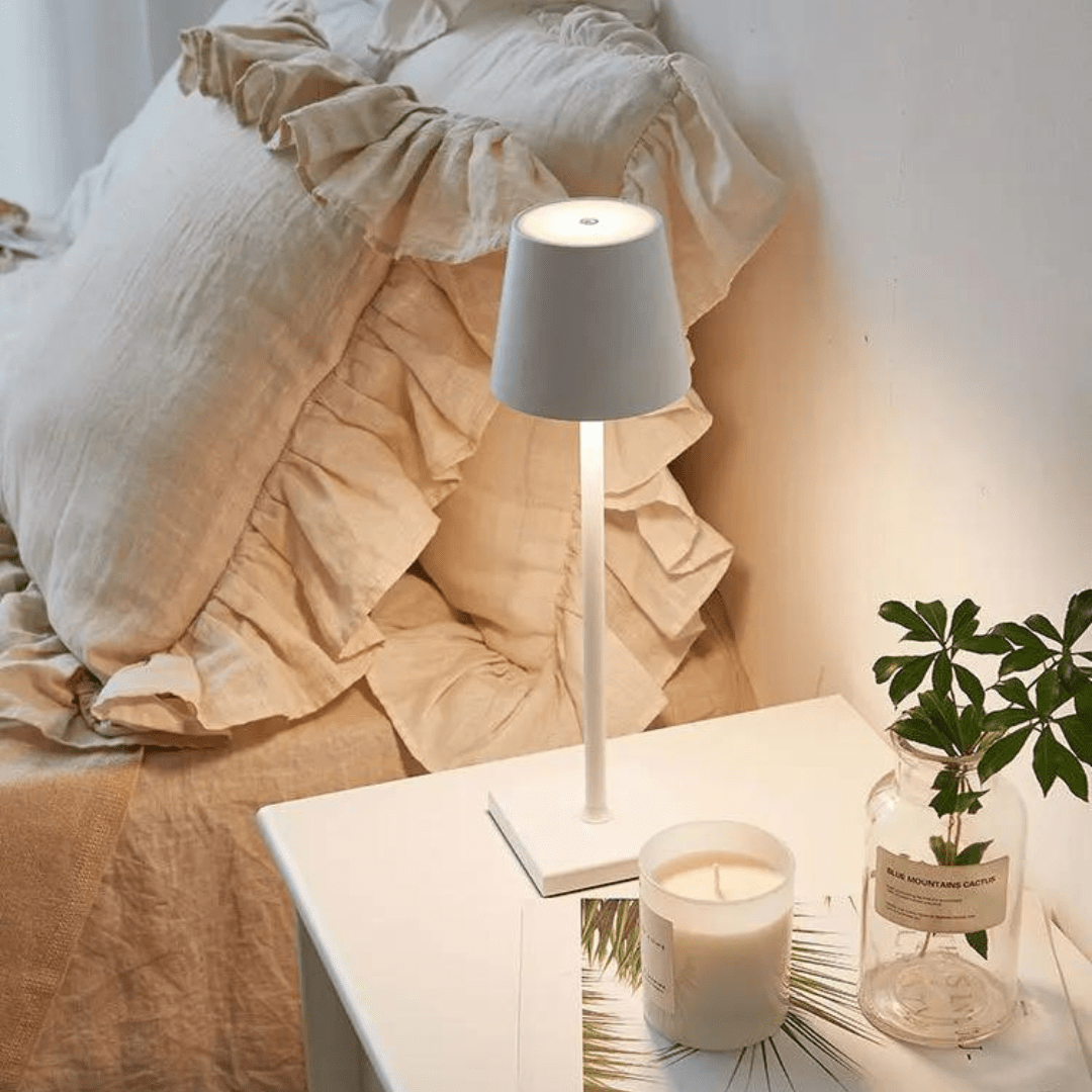 Portable LumoGlow LED table lamp, wireless and rechargeable, ideal for indoor and outdoor lighting.