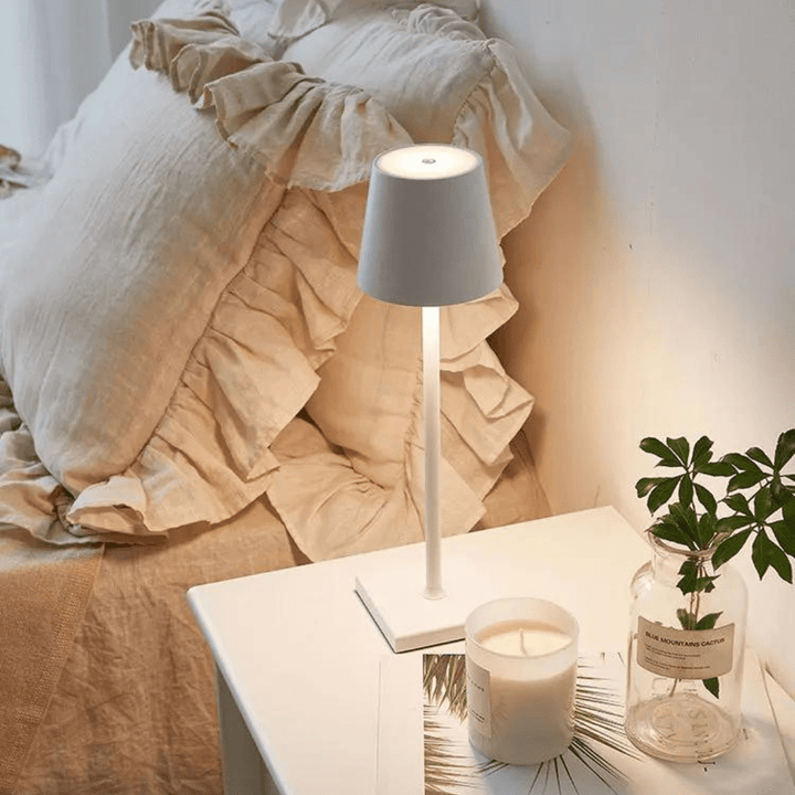 Portable LumoGlow LED table lamp, wireless and rechargeable, ideal for indoor and outdoor lighting.