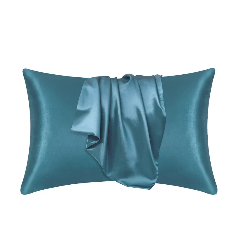 Close-up of smooth, natural mulberry silk pillowcase fabric, ideal for sensitive skin and hair care