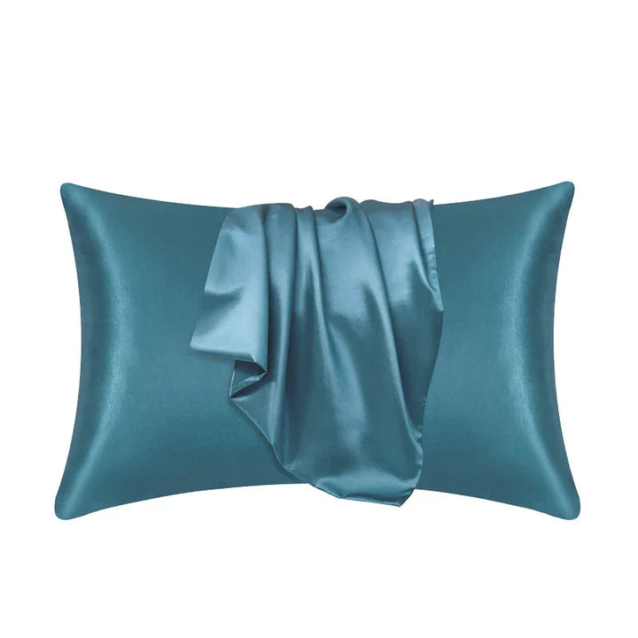 Close-up of smooth, natural mulberry silk pillowcase fabric, ideal for sensitive skin and hair care