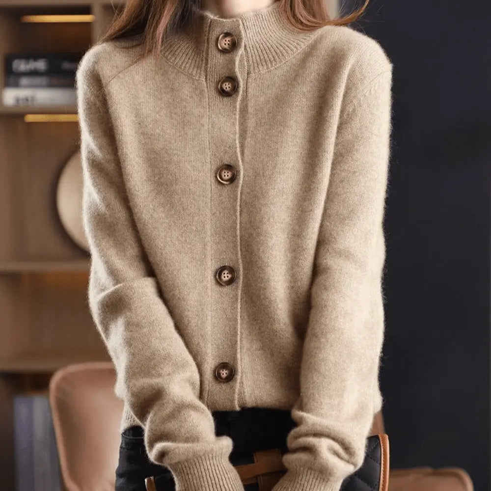 Effortless style women's cardigan, chic knitwear for versatile and comfortable everyday fashion.