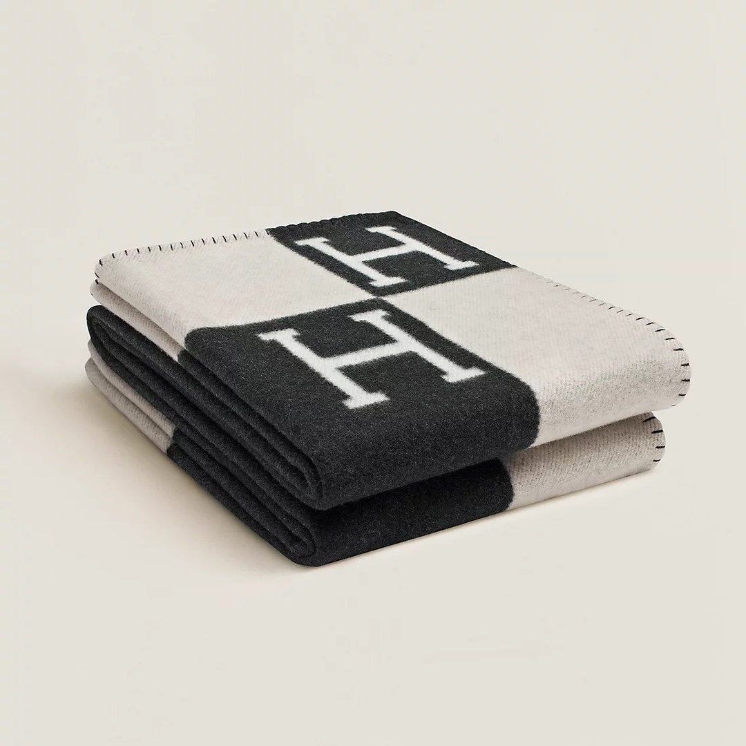 Luxurious wool cashmere throw blanket (140x170 cm), ultra soft & warm for elegant home decor.