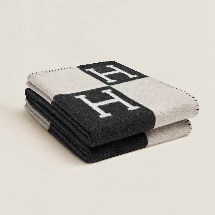 Luxurious wool cashmere throw blanket (140x170 cm), ultra soft & warm for elegant home decor.