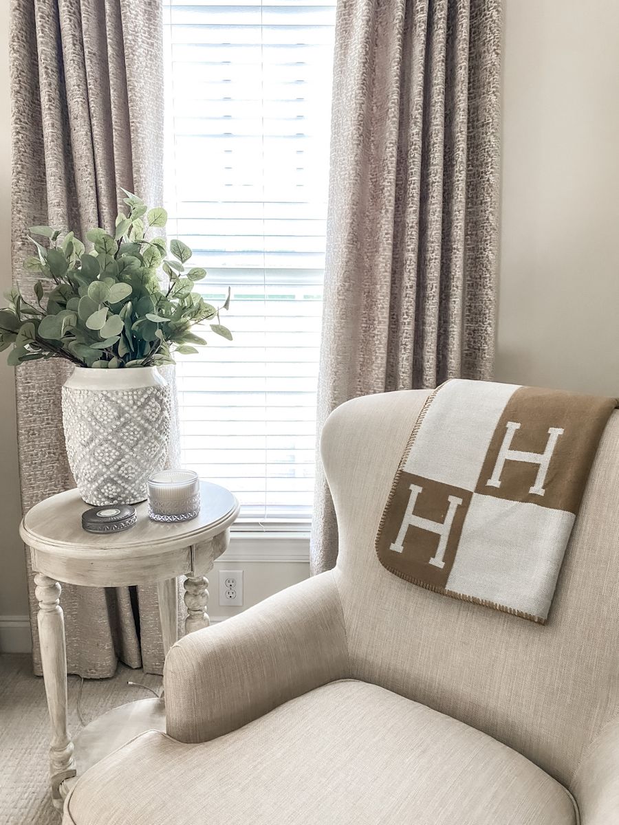 Elegant home decor: ultra-soft 140x170 cm wool cashmere throw blanket for warmth & style.