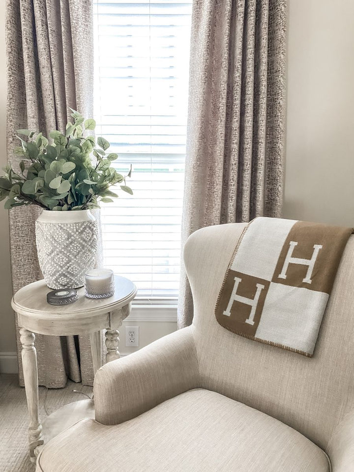 Elegant home decor: ultra-soft 140x170 cm wool cashmere throw blanket for warmth & style.