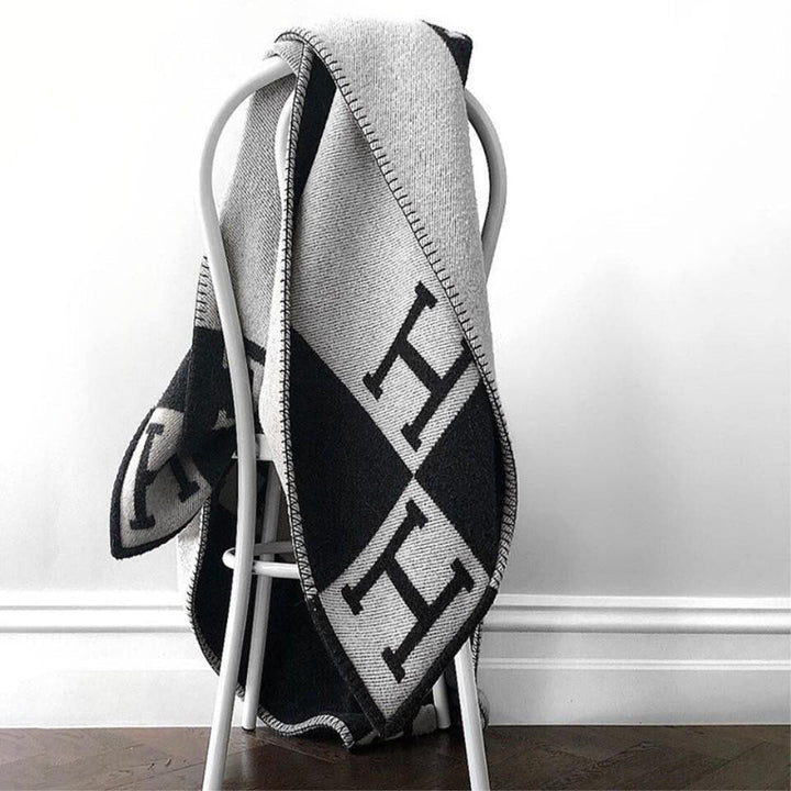 Sophisticated wool cashmere throw, 140x170 cm, ideal for adding soft warmth and luxury to any room.
